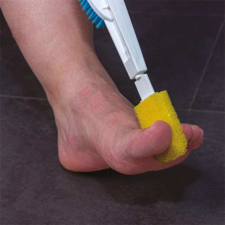 Brosse pédicure manche long