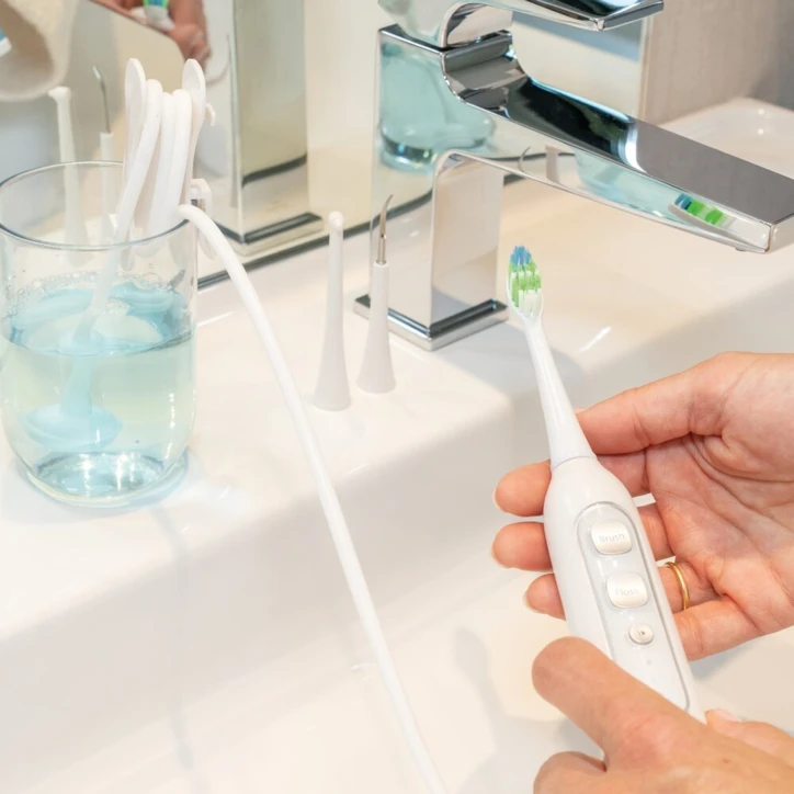 Brosse à dents 3 EN 1 avec jet interdentaire et tête de détartrage