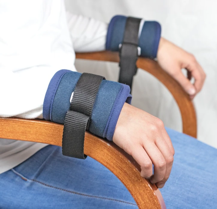 Attaches-poignets au fauteuil